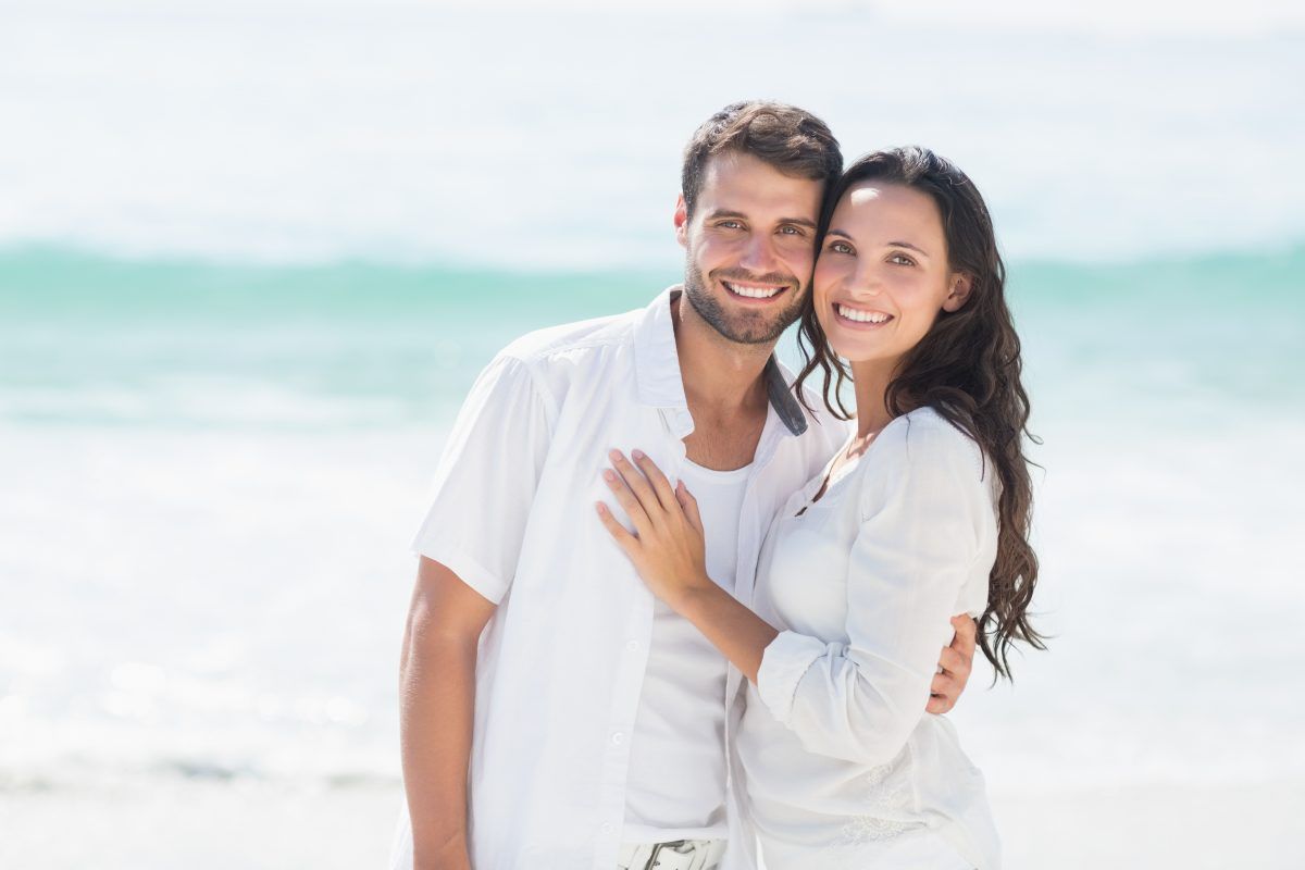 Photodune 11437267 Happy Couple Smiling at the Beach Xxl